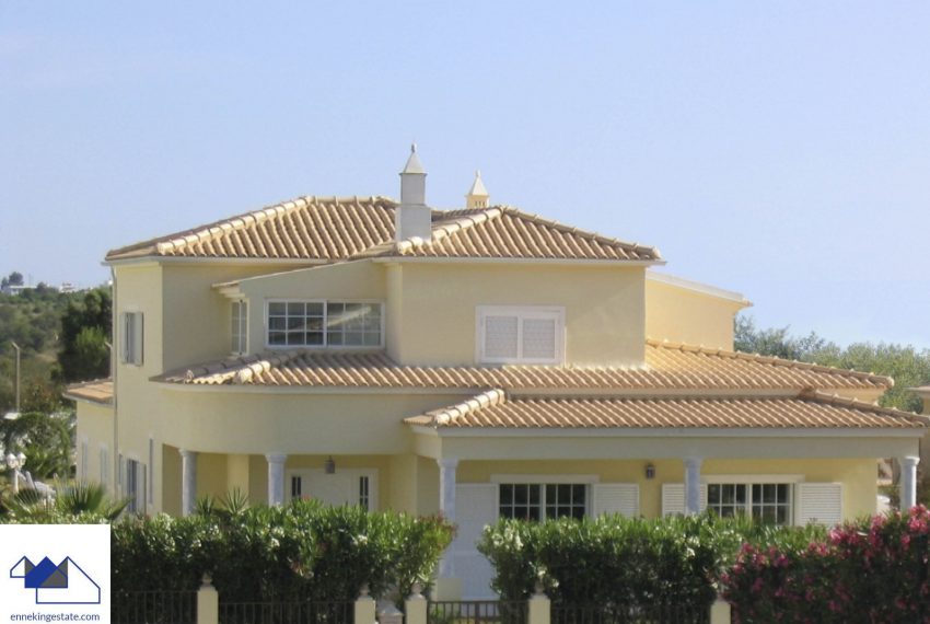 Large 4 bedroom villa with pool in Ferragudo Portugal; Enneking Real Estate