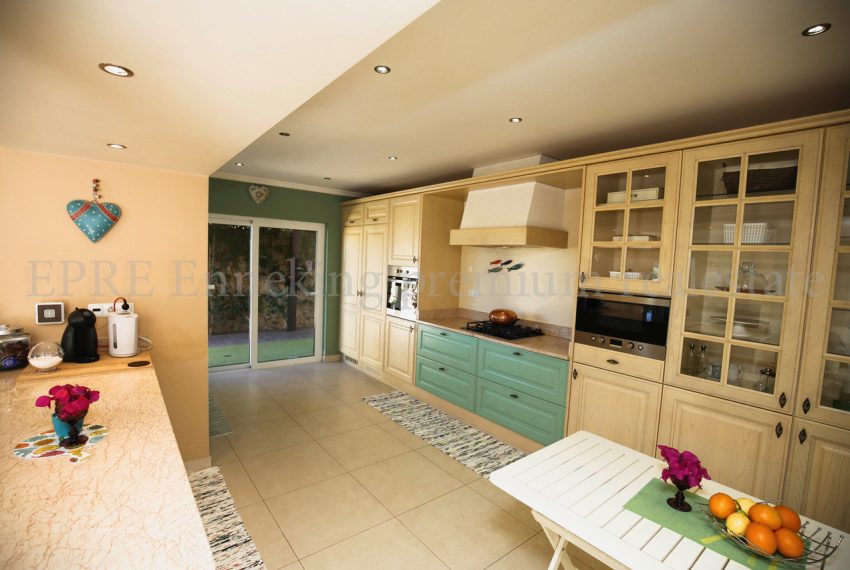 Spacious 5 Bedroom Villa quiet residential area, kitchen, Enneking Real Estate