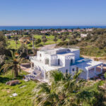 Luftaufnahme einer luxuriösen 4-Schlafzimmer-Meerblick-Villa in Carvoeiro, Algarve, mit beheiztem Salzwasserpool, Dachterrasse und privatem Garten.