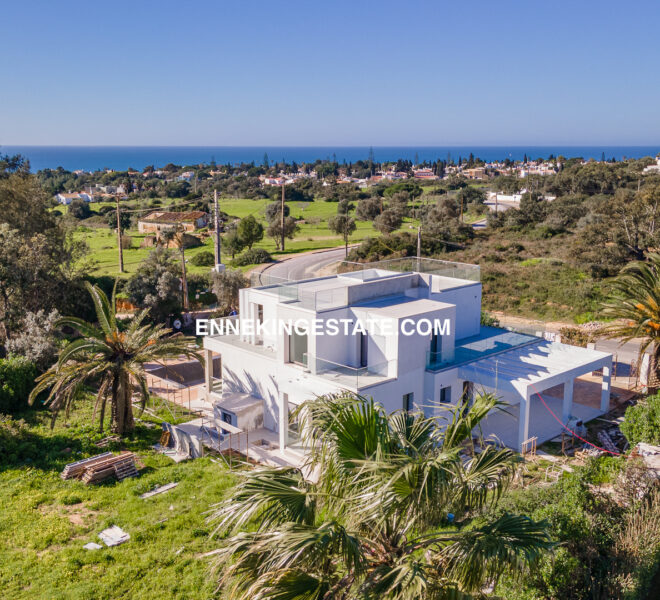 Luftaufnahme einer luxuriösen 4-Schlafzimmer-Meerblick-Villa in Carvoeiro, Algarve, mit beheiztem Salzwasserpool, Dachterrasse und privatem Garten.