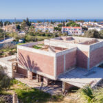 Drohnenaufnahme der luxuriösen Meerblickvilla in Carvoeiro, Algarve, inklusive Garten und Umgebung.