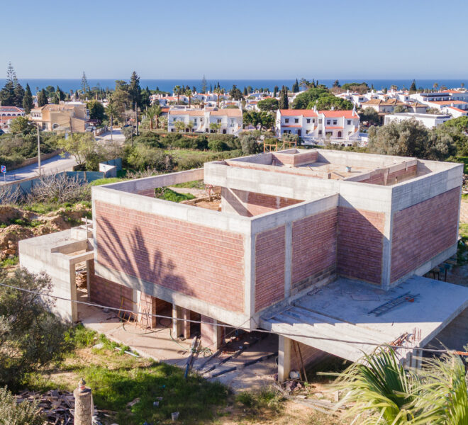 Drohnenaufnahme der luxuriösen Meerblickvilla in Carvoeiro, Algarve, inklusive Garten und Umgebung.