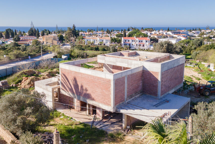 Drohnenaufnahme der luxuriösen Meerblickvilla in Carvoeiro, Algarve, inklusive Garten und Umgebung.